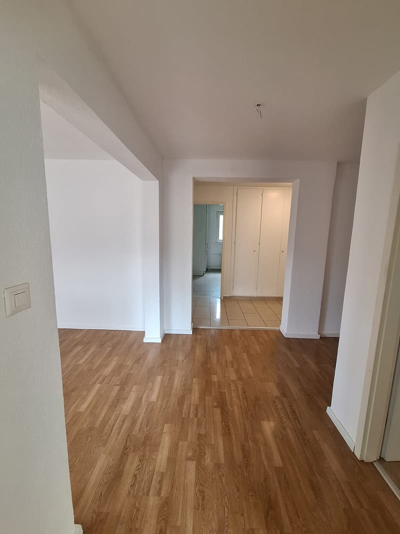 Ampio appartamento di 4.5 locali con balcone a Le Locle (6)