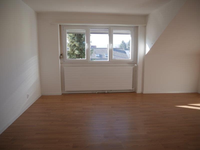 empty room, wooden floor, white walls, windows, radiator