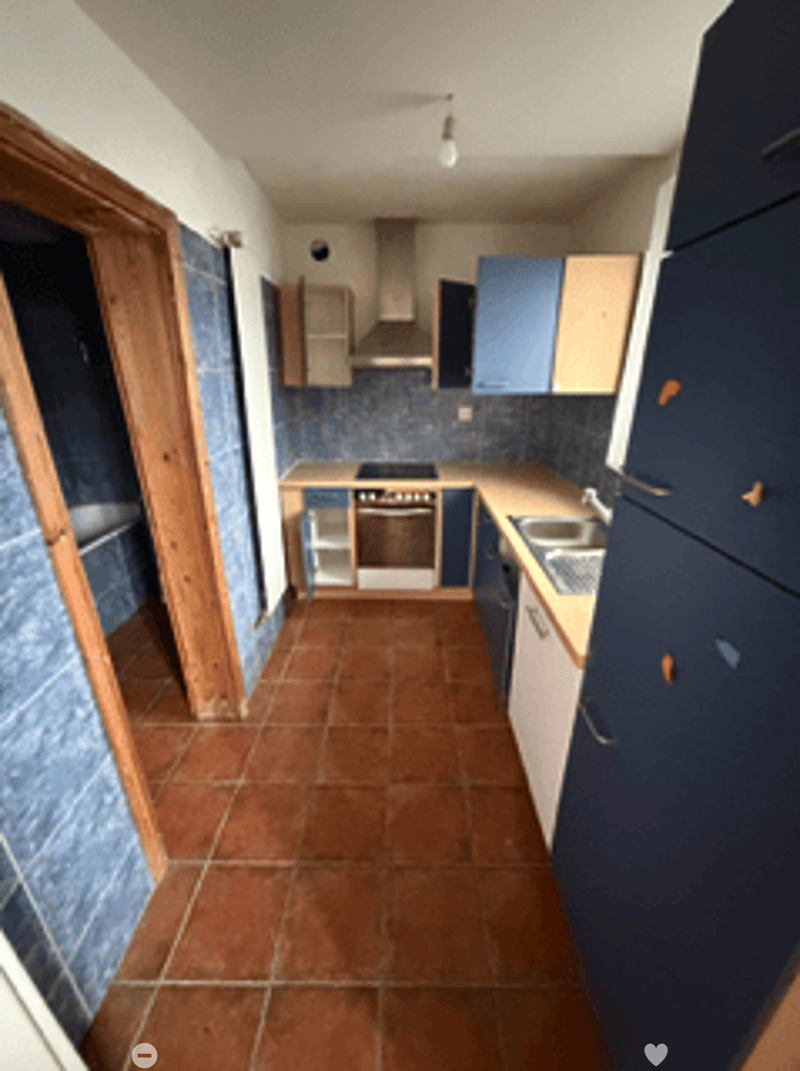 blue tiles, brown tiles, blue cabinets, sink, oven, washing machine