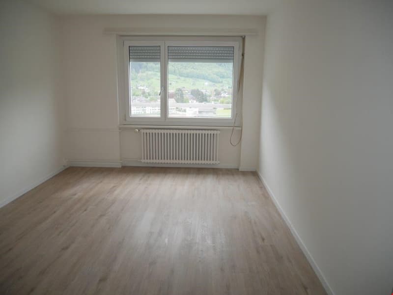 Moderne 3.5-Zimmer-Wohnung mit Bergblick in Glarus (7)