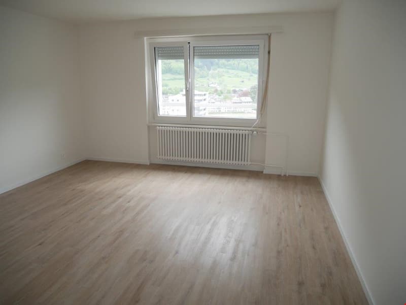 Moderne 3.5-Zimmer-Wohnung mit Bergblick in Glarus (6)