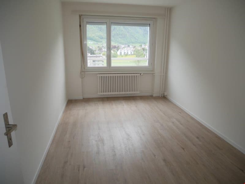 Moderne 3.5-Zimmer-Wohnung mit Bergblick in Glarus (8)
