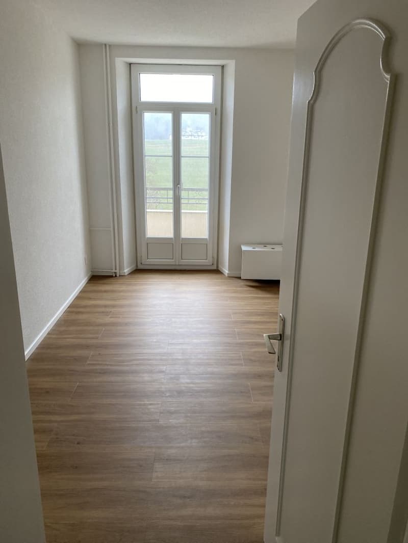 Affascinante appartamento di 3,5 locali con balcone a Tramelan (8)