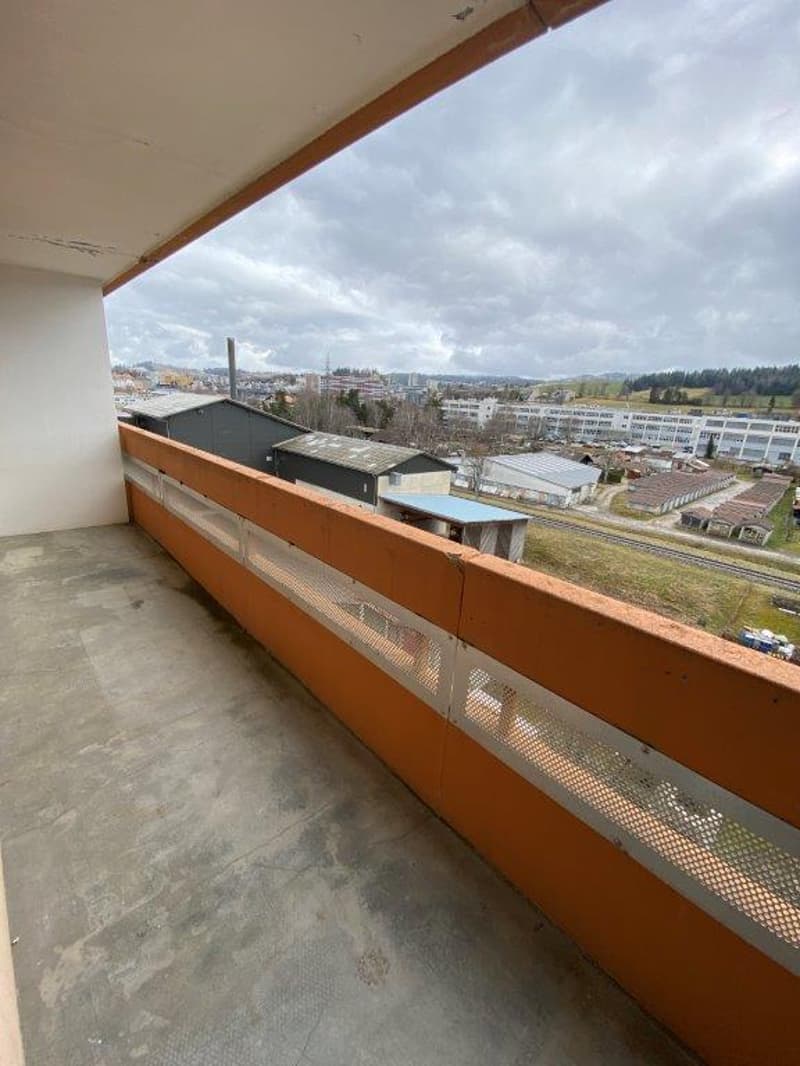 Charming 2.5-room apartment with balcony in La Chaux-de-Fonds (7)