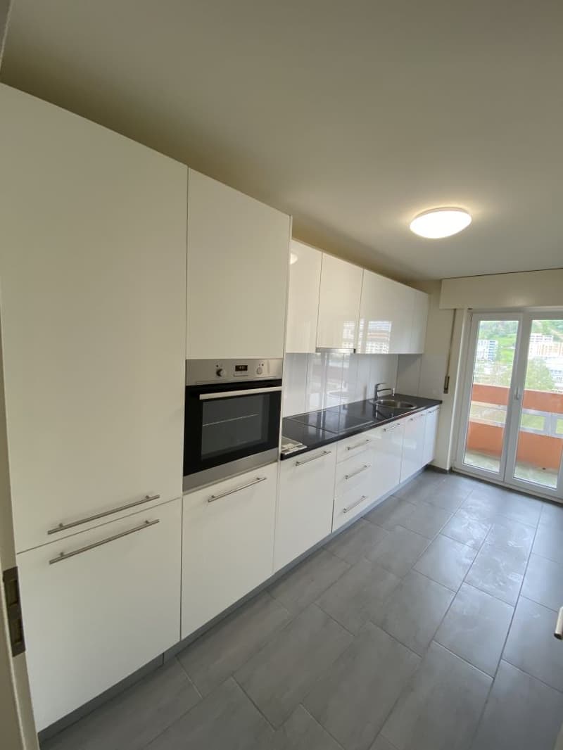 Modern 3.5-room apartment with balcony in La Chaux-de-Fonds (1)