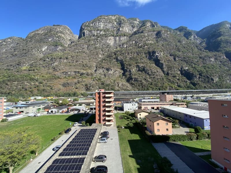 Spacious 4.5-Room Apartment with Stunning Mountain Views in Biasca (11)