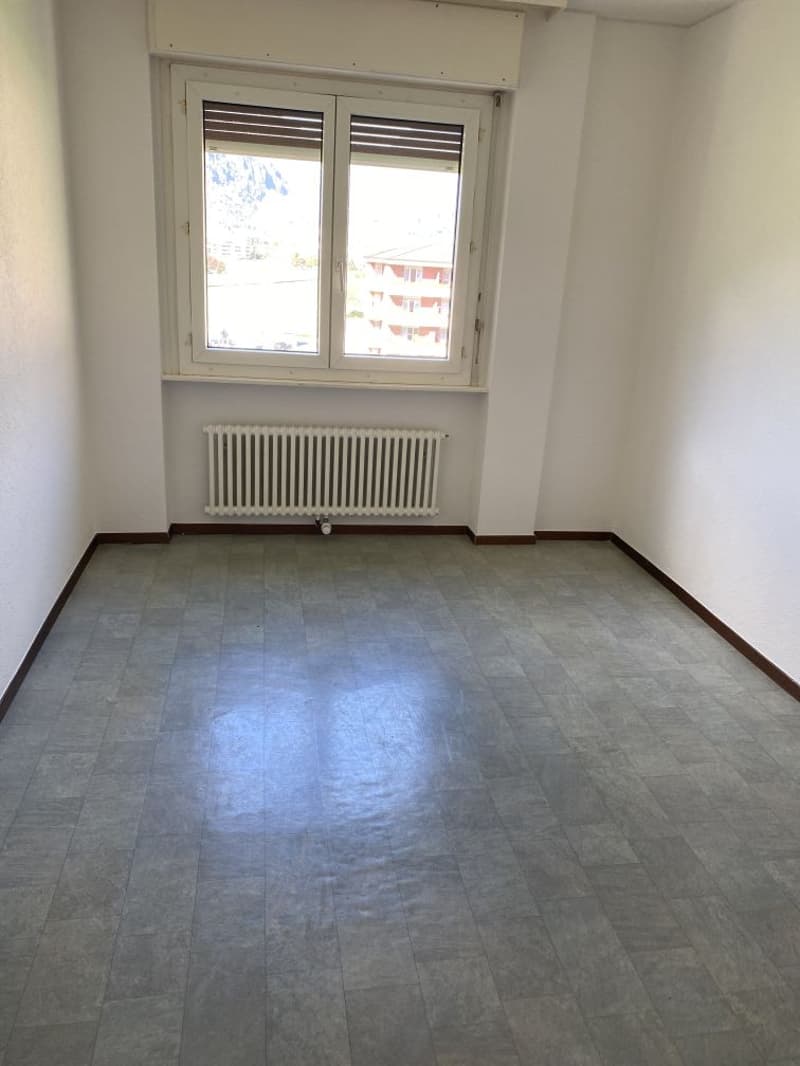 Spacious 4.5-Room Apartment with Stunning Mountain Views in Biasca (7)
