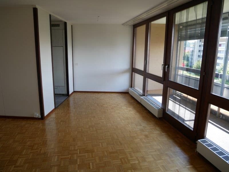 Bright 3.5-room apartment with balcony and beautiful view in Niederlenz (4)