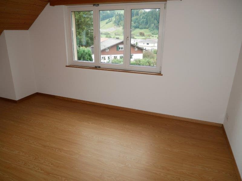 Charmante 4.5-Zimmer-Maisonette-Wohnung mit Balkon und Kamin in Ulisbach (8)