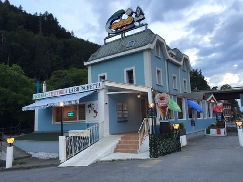 Casa multifamiliare con grande potenziale! Permesso di costruire disponibile! (2)