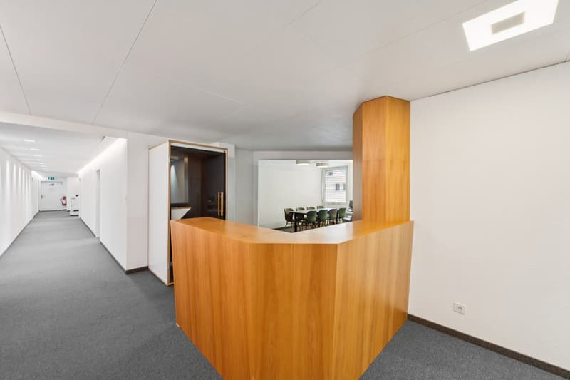 Espace de bureau lumineux et prêt à être occupé à la gare de Wiedikon avec des places de parking (5)