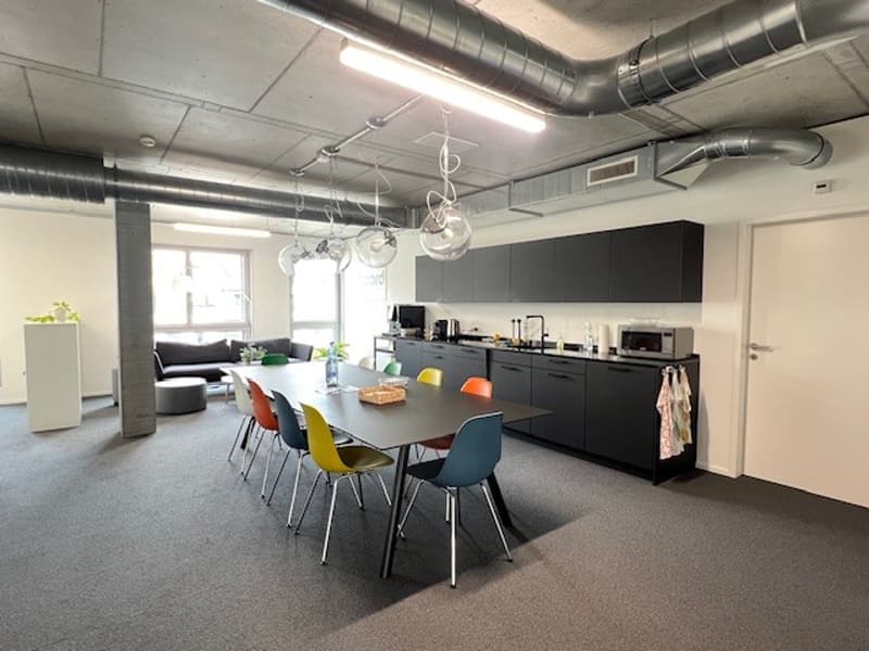 Uffici moderni con balcone nel Wright-Place Glattpark. (2)