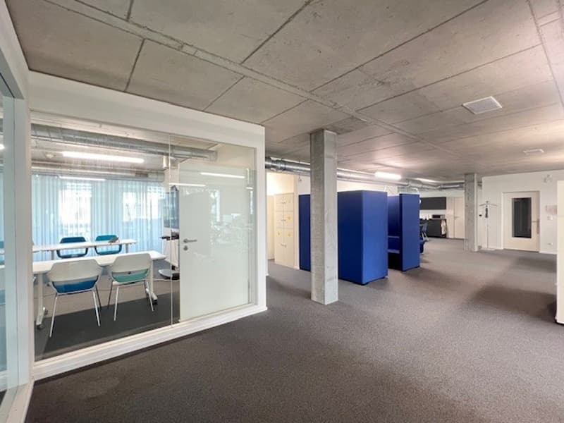 Uffici moderni con balcone nel Wright-Place Glattpark. (1)