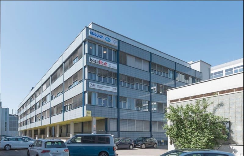 700m2 bright and versatile commercial/office space - many parking spaces (5)