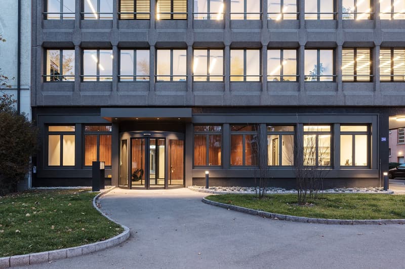 All in One - Own Business House plug & work - with Terrace and many Parking Spaces (9)