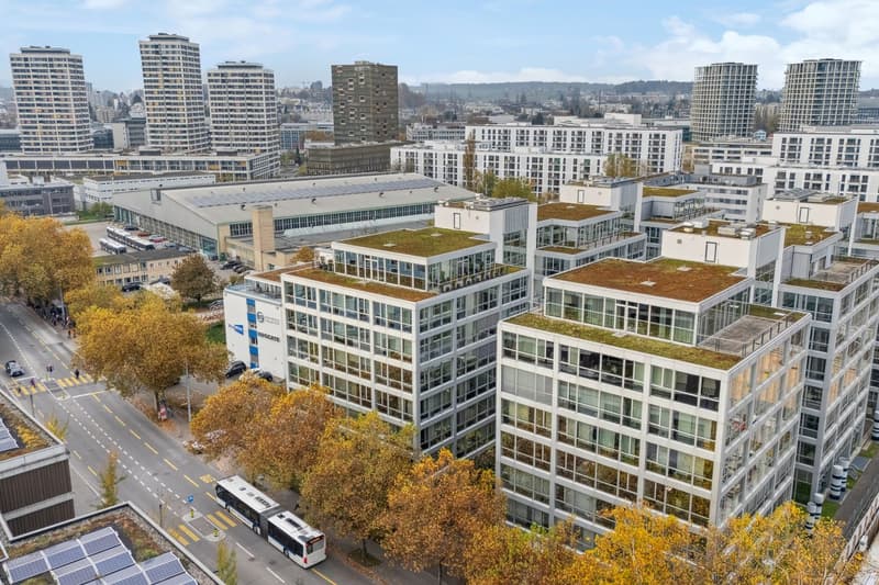 Moderne Büroflächen mit Weitsicht und Parkplätzen (1)