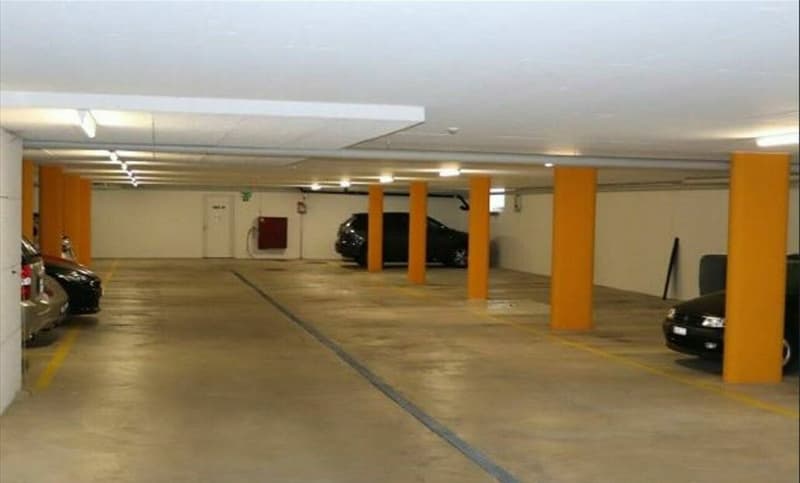 Posto auto in una strada tranquilla (3)