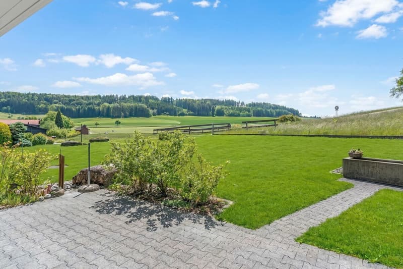 Spacious 5.5-room garden apartment with a lovely view of the greenery (3)