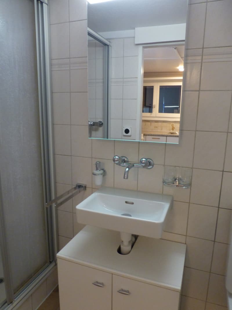 Lavabo mit Unterbauschrank und Spiegelschrank