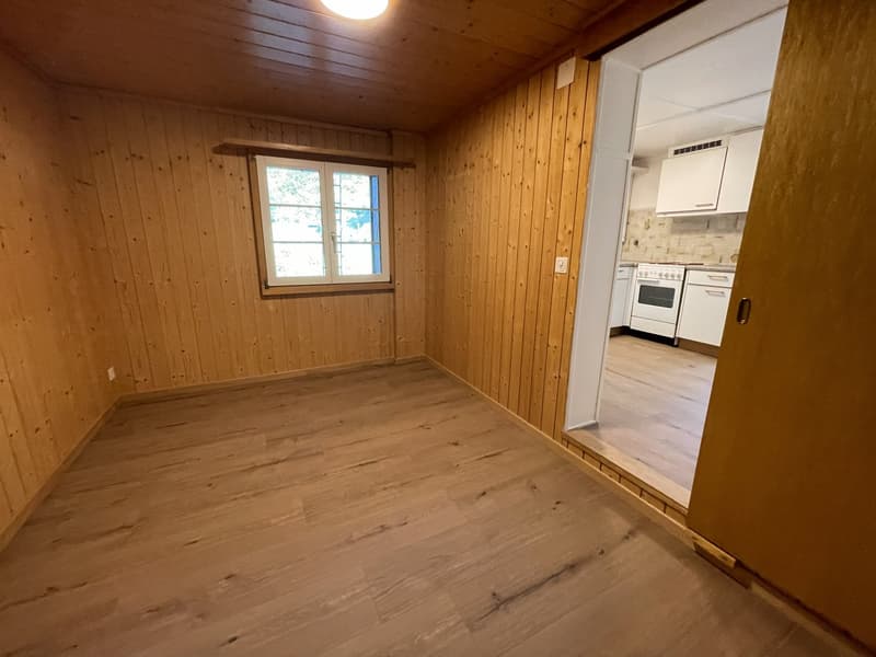 Schlafzimmer mit Fenster und Sicht nach Draussen