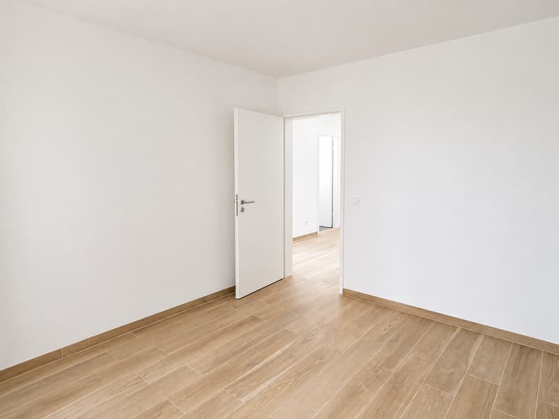 Newly renovated large 4.5 room apartment with connection to a private large park (6)