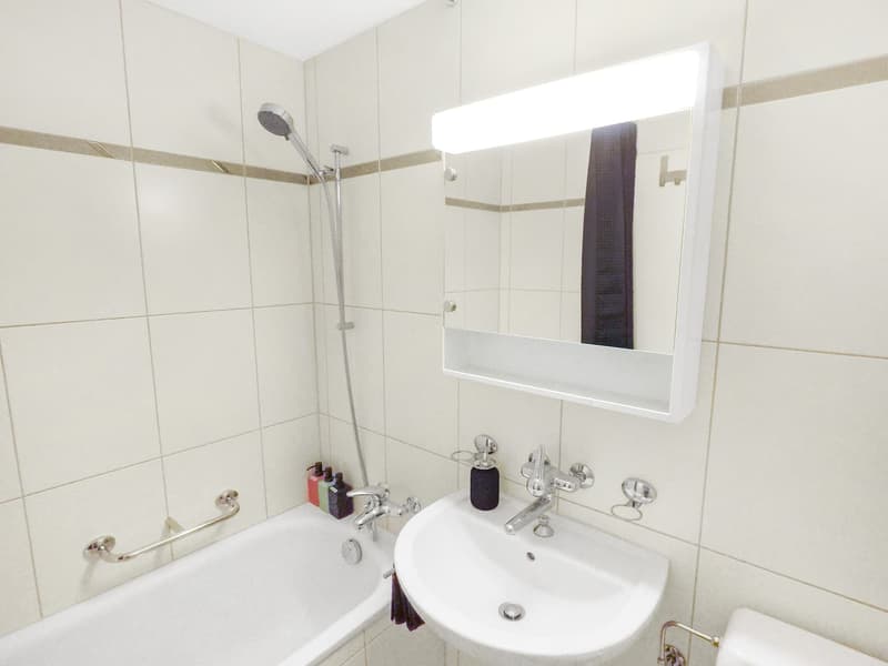 Exklusive 2.5-Zimmer-Wohnung in Zug – Neu renoviert & modern möbliert mit Seesicht. (21)