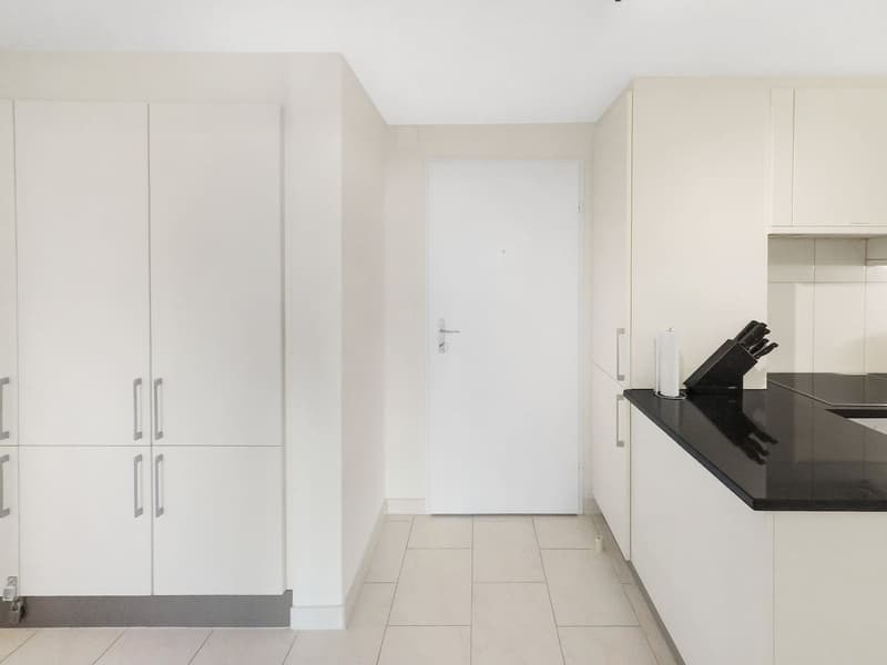 Exklusive 2.5-Zimmer-Wohnung in Zug – Neu renoviert & modern möbliert mit Seesicht. (11)
