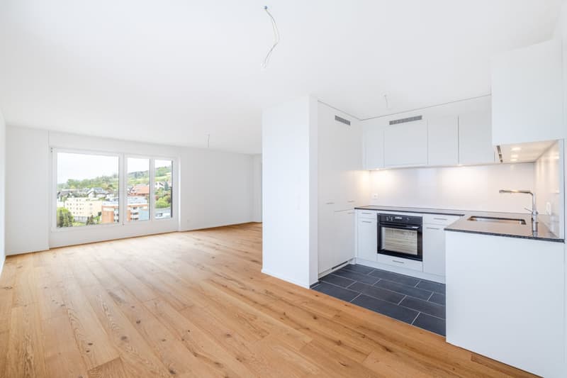 Wohnzimmer mit offener Küche