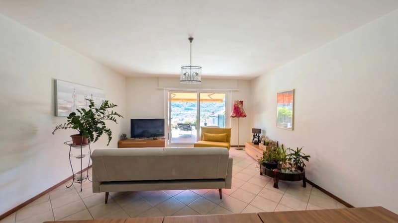 Elegantes 2.5-Zimmer-Wohnung mit großer Terrasse und Seeblick sowie Schwimmbad (2)