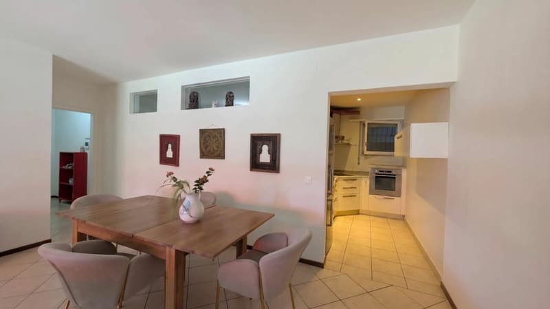Elegantes 2.5-Zimmer-Wohnung mit großer Terrasse und Seeblick sowie Schwimmbad (3)