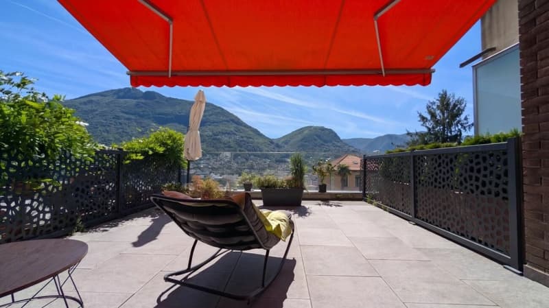 Elegantes 2.5-Zimmer-Wohnung mit großer Terrasse und Seeblick sowie Schwimmbad (10)