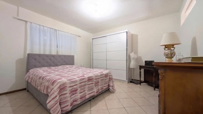 Elegantes 2.5-Zimmer-Wohnung mit großer Terrasse und Seeblick sowie Schwimmbad (5)