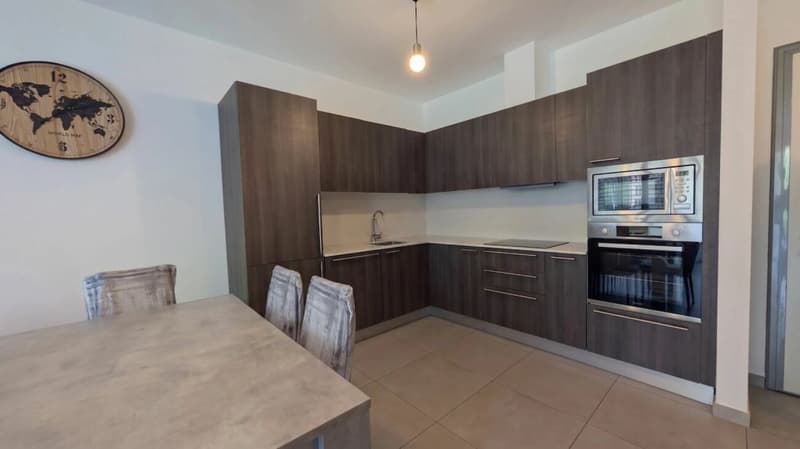 Contemporary, well-served and well-connected! (2)