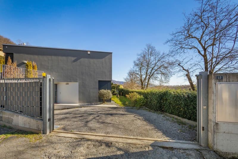 Moderne Villa mit zwei Gärten und Panoramablick (10)