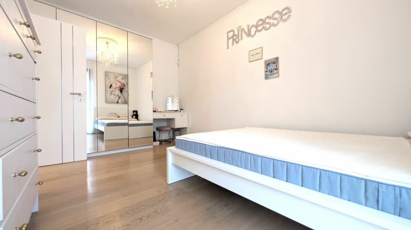 Prestigioso attico con spazi generosi e tre balconi panoramici copia (12)
