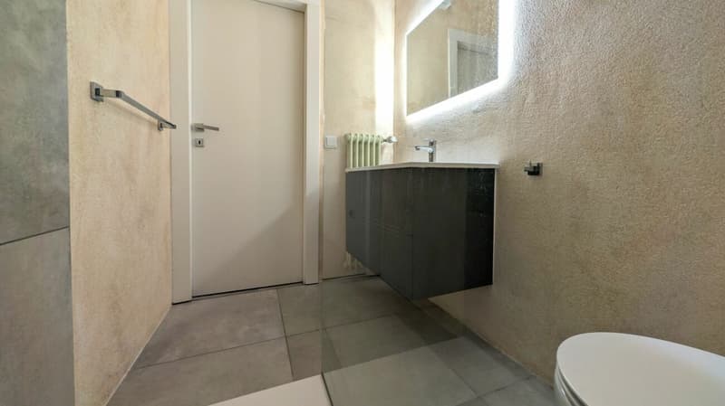 Ristrutturato e con parziale vista Lago (11)