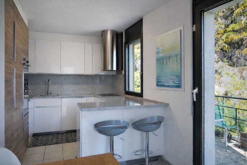 Casa unifamiliare immersa nel verde con vista panoramica e ampia terrazza a Vacallo (11)