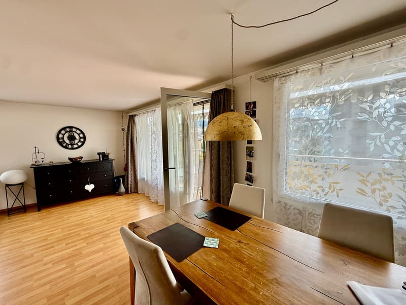 Ess- & Wohnzimmer mit Zugang zum Balkon