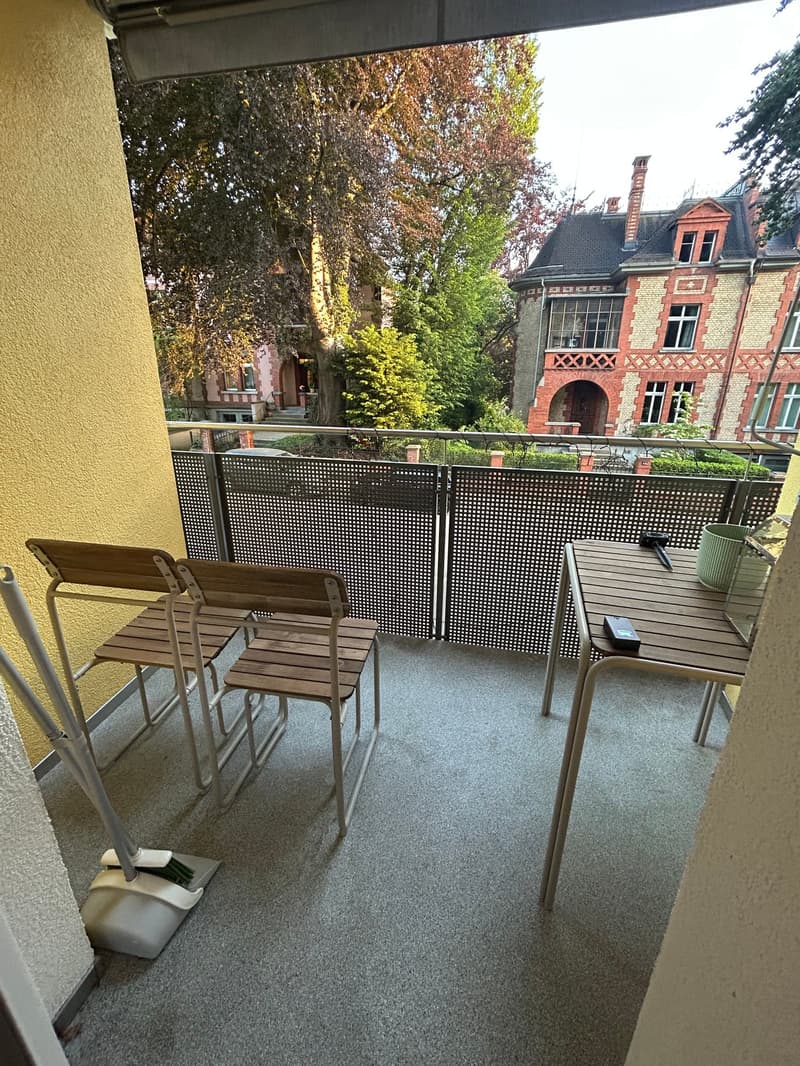 Balkon mit viel Sonnenlicht