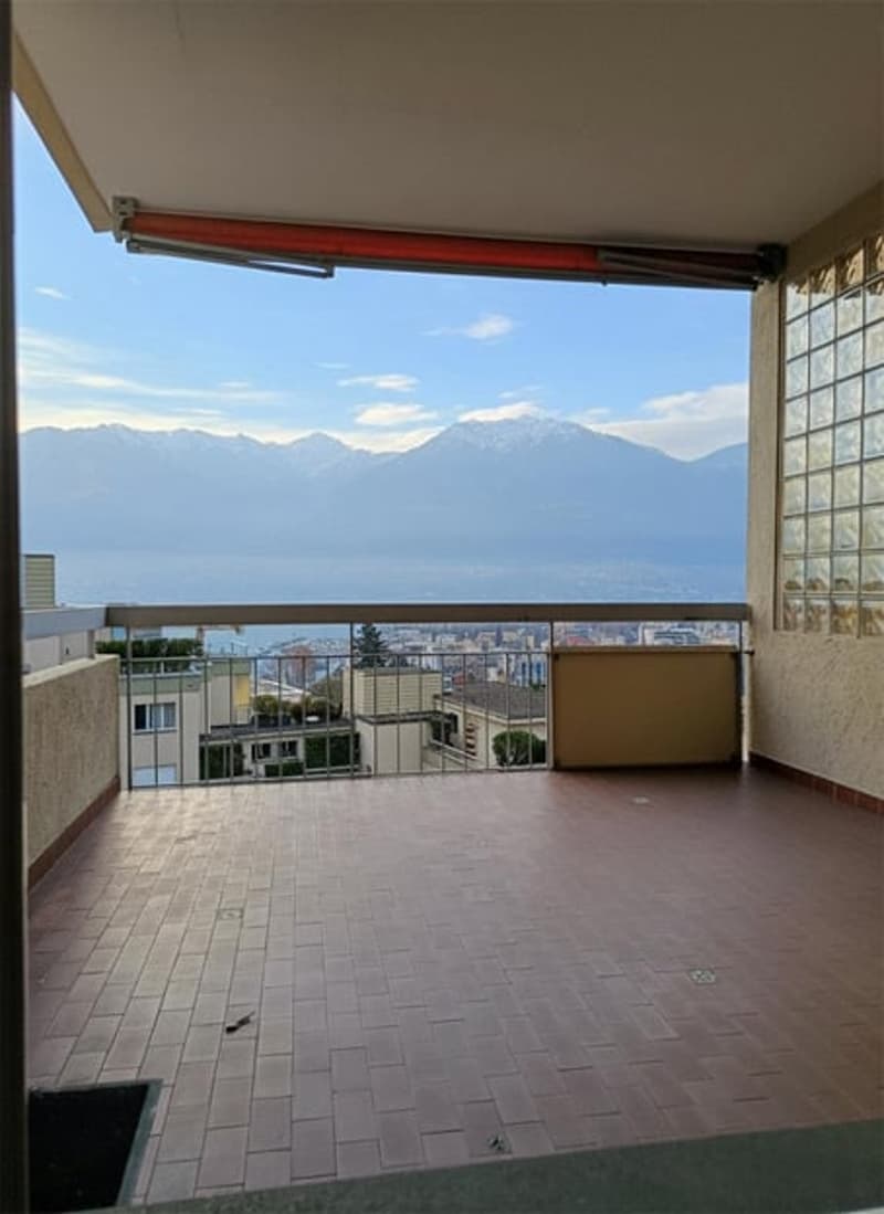 Bijoux mit fantastischer See- und Bergsicht, modern möbliert (4)