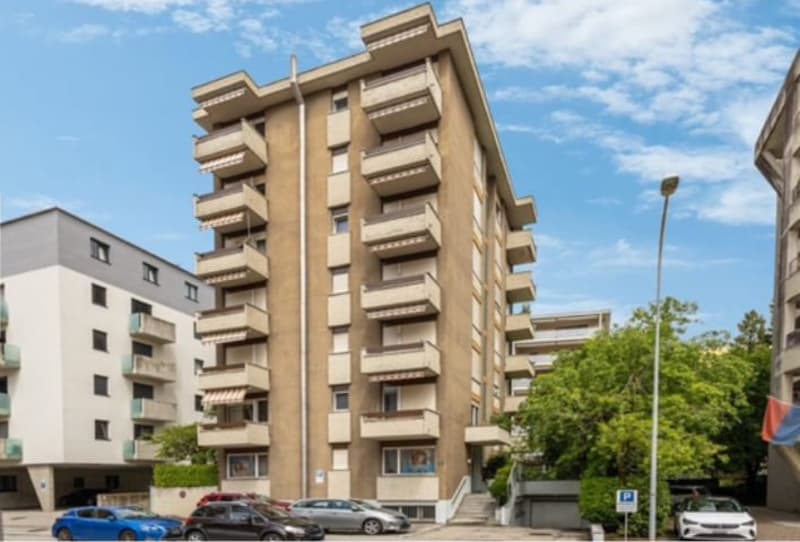 Appartamento di 4.5 locali con due balconcini a pochi passi dal centro di Lugano. (1)