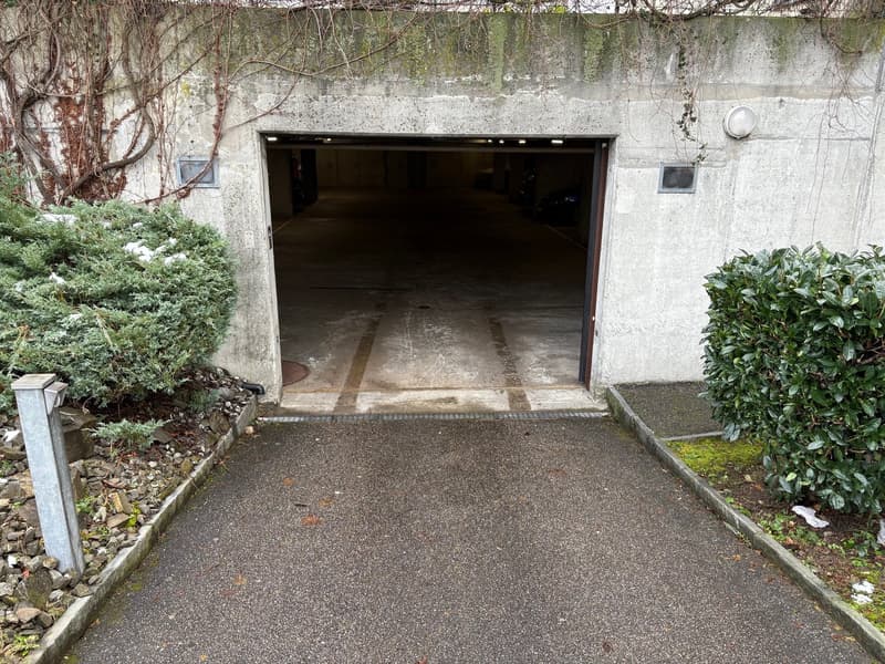 Posto auto in un garage sotterraneo pulito! (2)