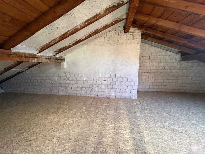 First rental of a modern 2.5-room apartment after complete renovation - with a very large private attic (11)