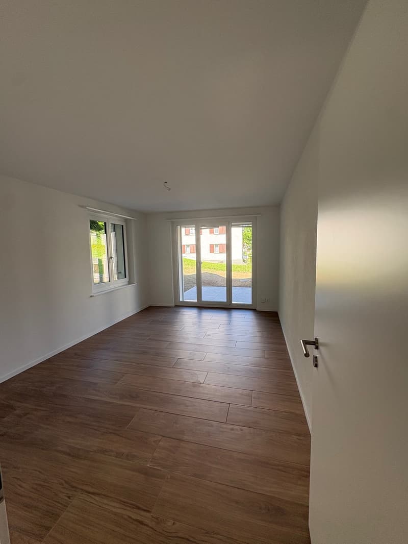 Prima locazione di un appartamento moderno di 2.5 locali con posto giardino privato (3)