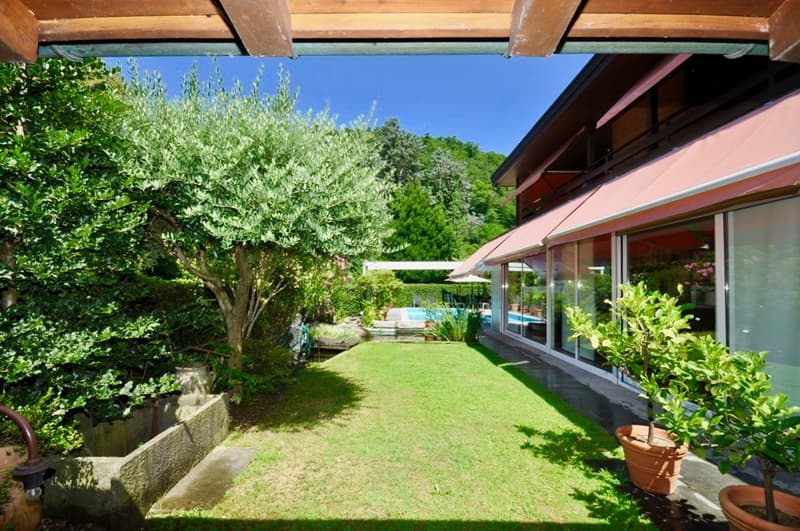 Villa con piscina e giardino in vendita a Magliaso (4)