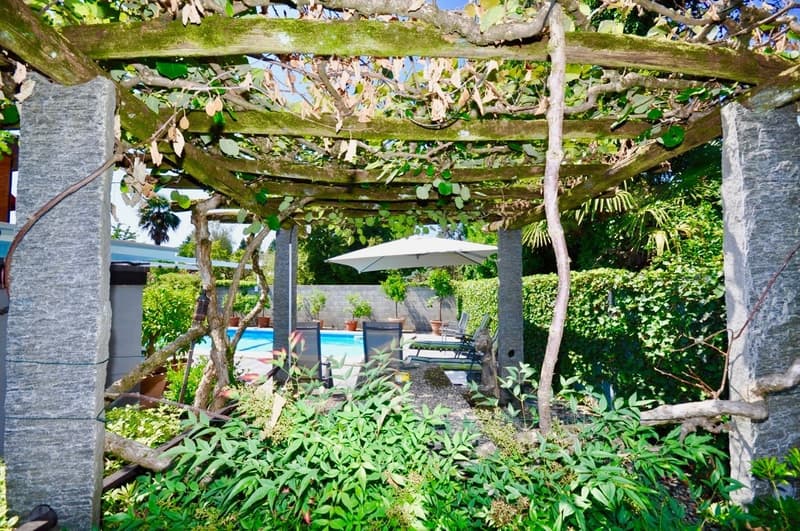 Villa con piscina e giardino in vendita a Magliaso (3)