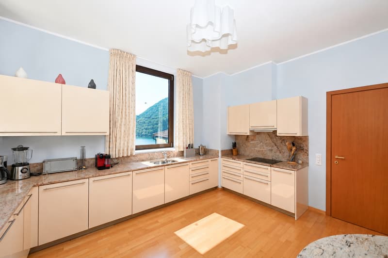 Elegante Attico Direttamente sulle Rive del Lago di Lugano (12)
