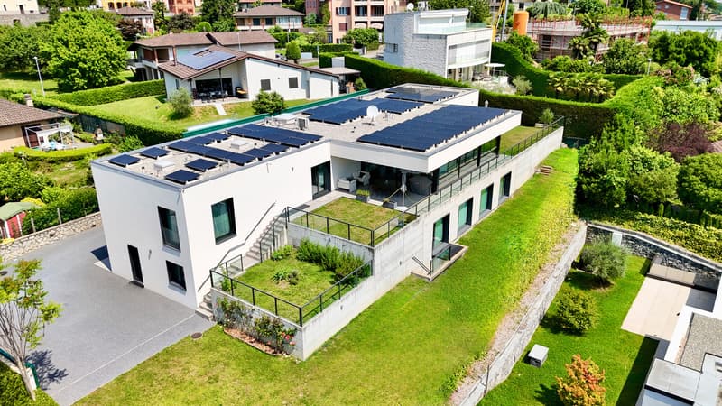 Ultra Moderna Villa di Lusso con Splendida Vista sul Lago e sul Verde (3)