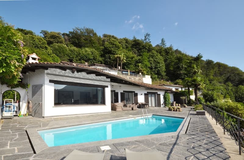 Elegante Villa con Piscina e Splendida Vista Lago di Lugano a Figino (1)