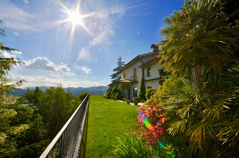 Villa di Lusso con Vista Mozzafiato sul Lago di Lugano a Ruvigliana (2)